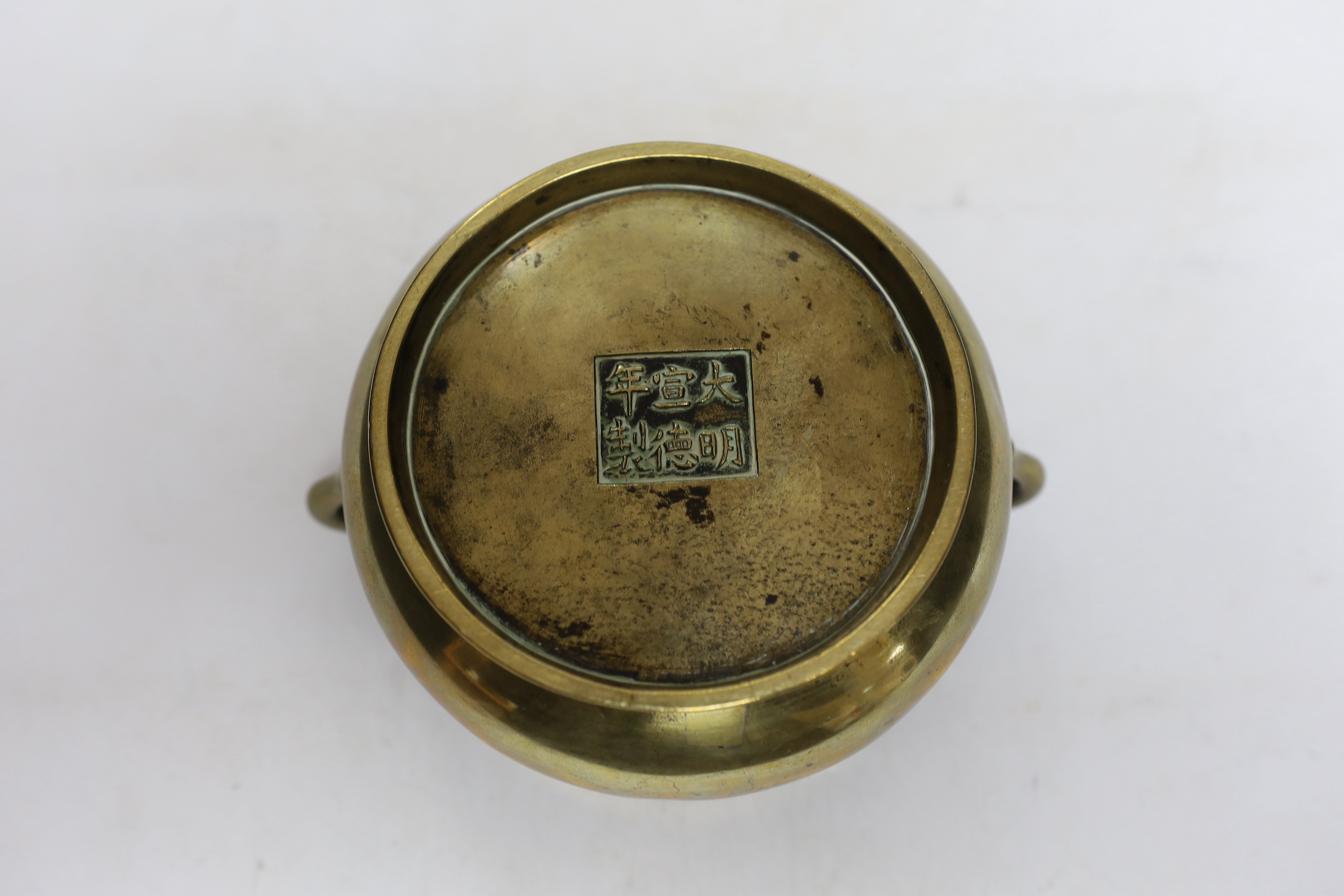 A Chinese bronze censer, Xuande mark, 18th/19th century, 7.5cm high